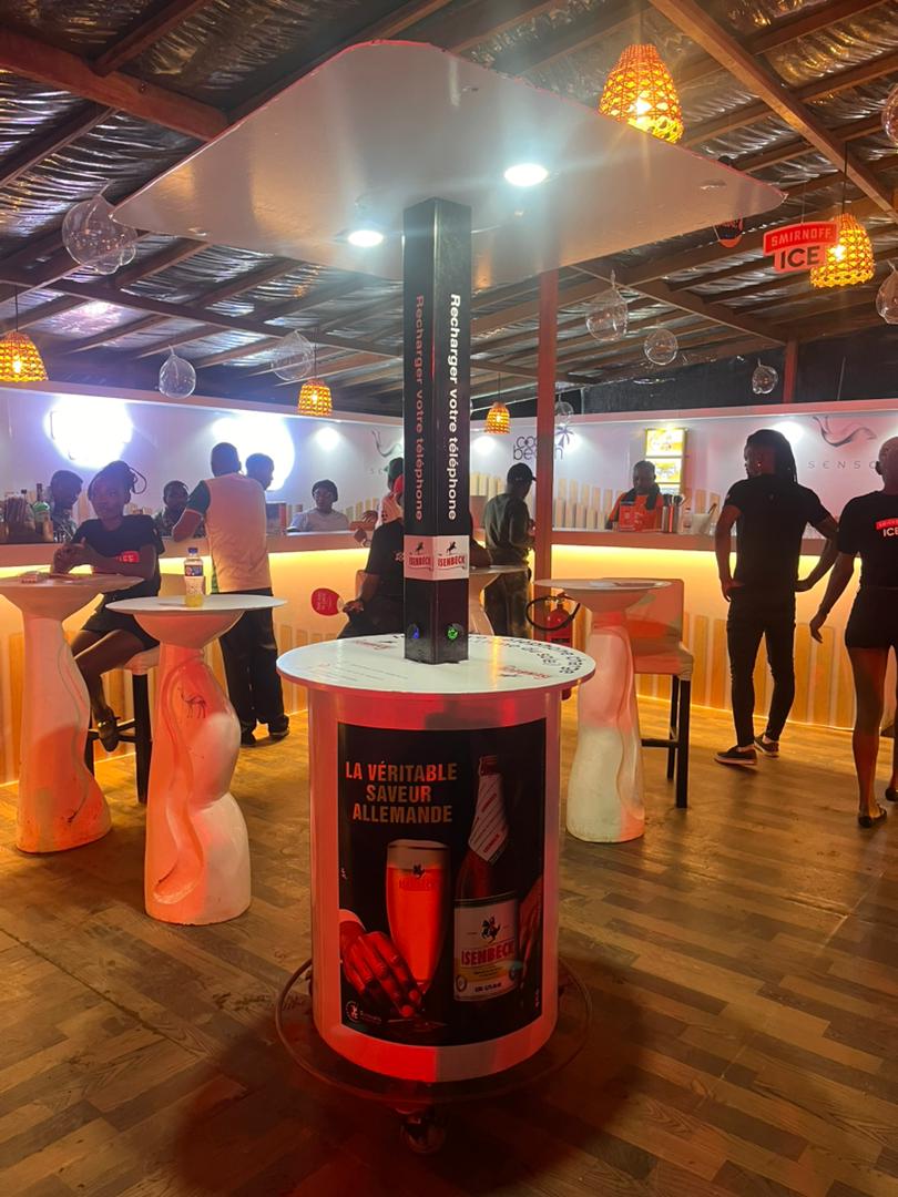 Borne AllOnCharge Isenbeck en bar lounge